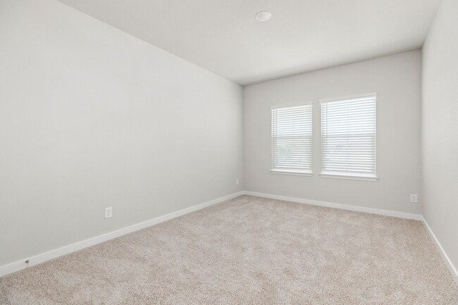 Building Photo - Luxury Duplex South of Austin