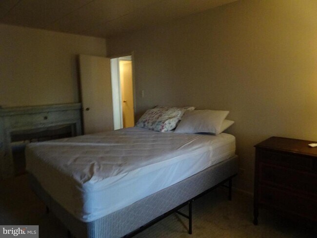 Building Photo - 610 W 11th St