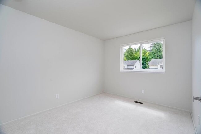 Building Photo - North Bothell 3 bdrm Townhome with private fenced yard