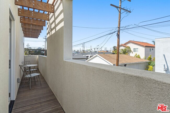 Building Photo - 823 Flower Ave