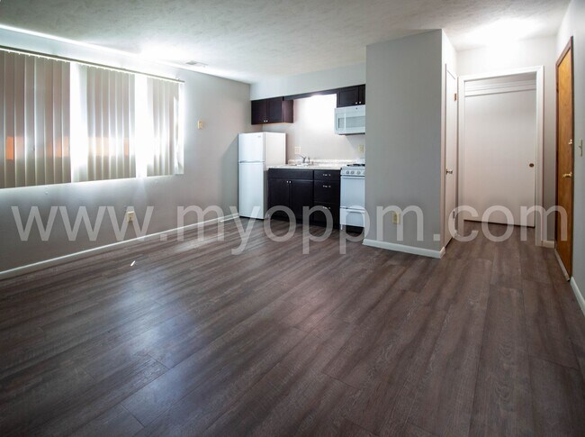 Interior Photo - ALANSCO 1016 N 47 Ave