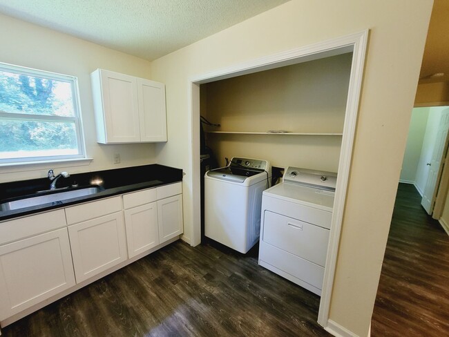 Building Photo - Remodeled 2 bed 1 bath