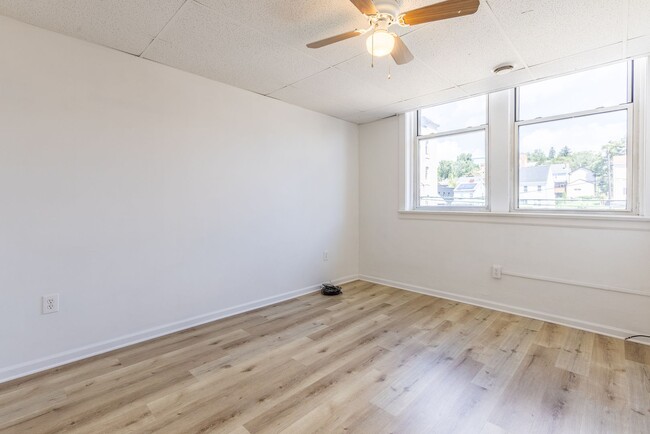 Building Photo - 742 E Warrington Ave
