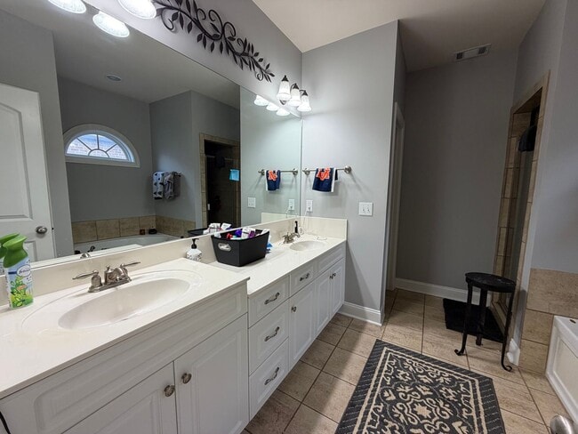 Building Photo - 617 Carpenter Way