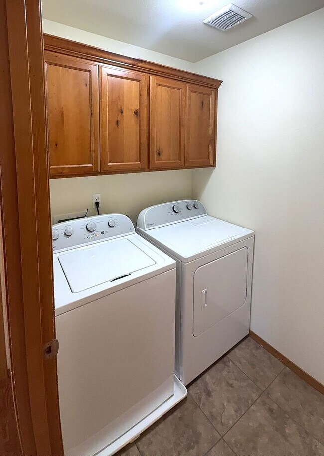 Building Photo - 2 bed 2 bath Duplex in Monmouth