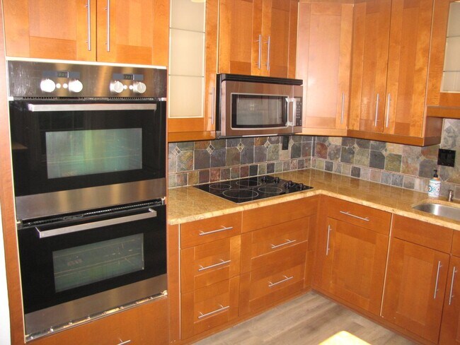 Building Photo - Beautifully updated brick end-unit townhou...