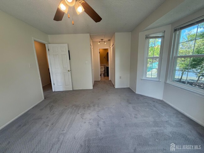Building Photo - 128 Albury Way