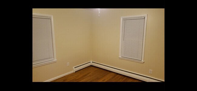 Building Photo - 325 Hall St