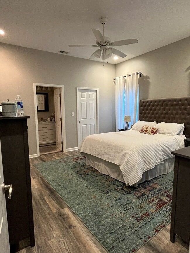 Building Photo - Beautifully Renovated Two Bedroom Highlands Home