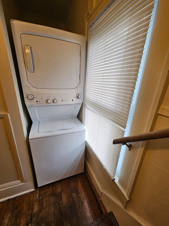 Building Photo - 377 Gilmore St