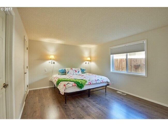 Building Photo - Lovely 3 Bed, 2 Bath Home in Dundee- Walking Distance to New Elementary School!