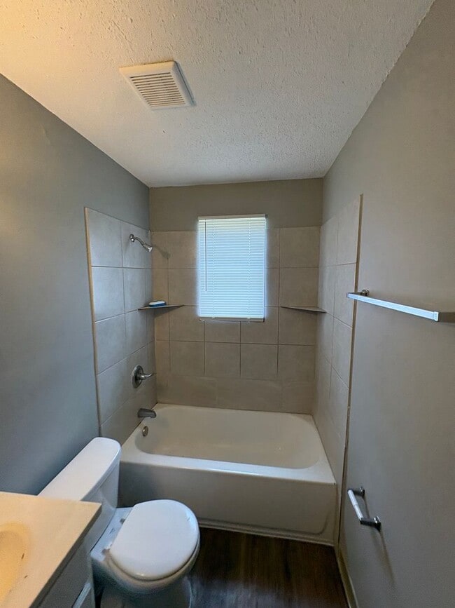 Building Photo - This 2BR/1BA includes a nice-sized living area, an ample kitchen, a fenced-in