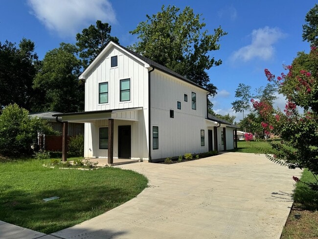 Primary Photo - 111 S College St
