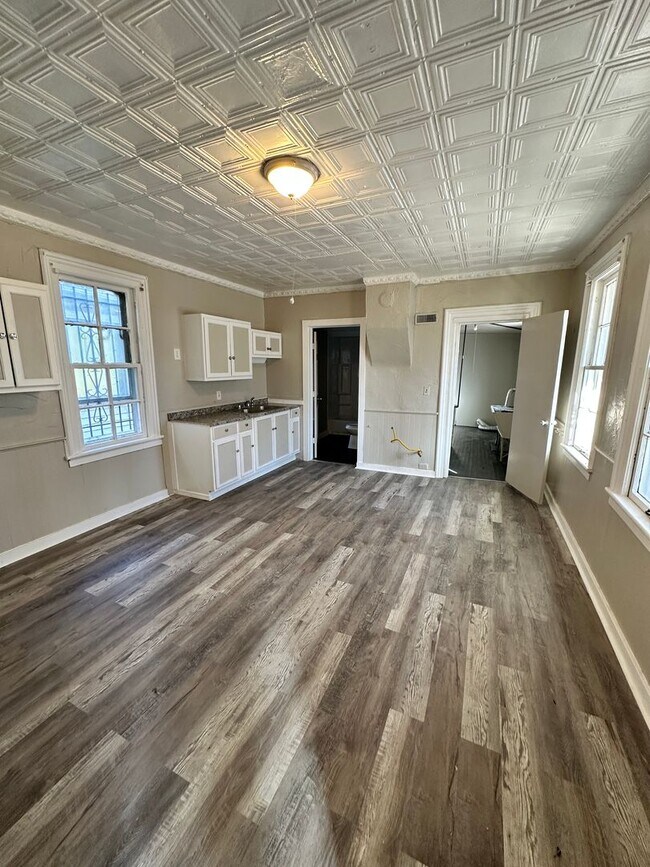 Building Photo - Spacious Single Family Home Ready for Rent in Great Neighborhood