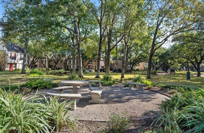 Building Photo - 13050 Trail Hollow Dr