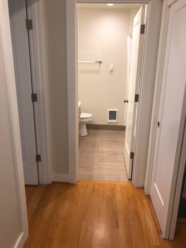 Building Photo - Clinton Abernathy Gorgeous Remodel 1br Har...