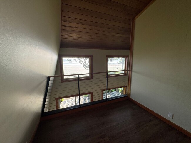 Building Photo - Beautiful Ocean Front Home in Seal Rock!