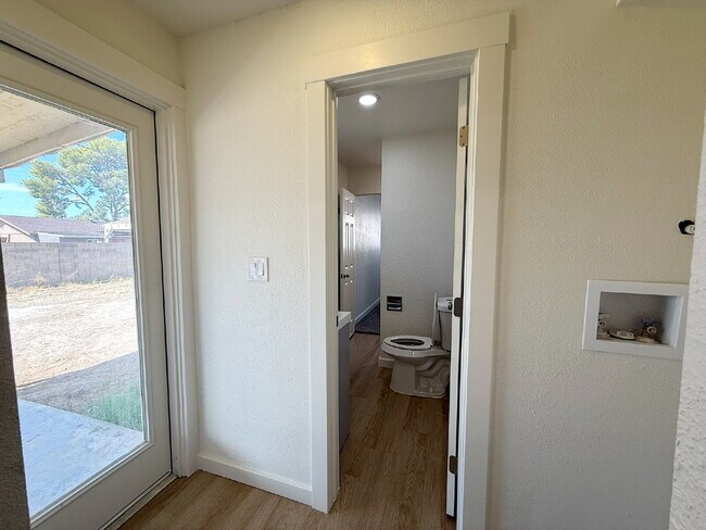 Building Photo - Charming 3-Bedroom Oasis with 2 Full Baths...
