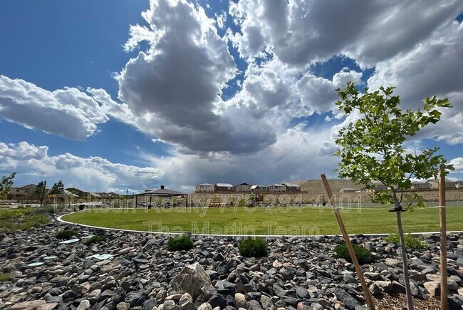 Building Photo - 904 Cascade Range Dr