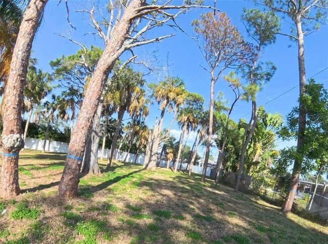 Building Photo - 1649 North Dakota Ave NE