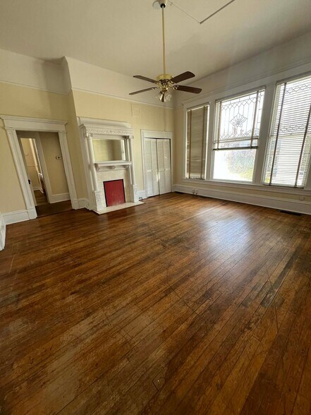 Building Photo - 233 College St