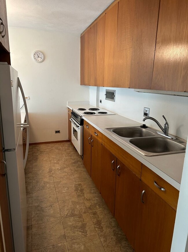 Building Photo - Queen Emma Gardens