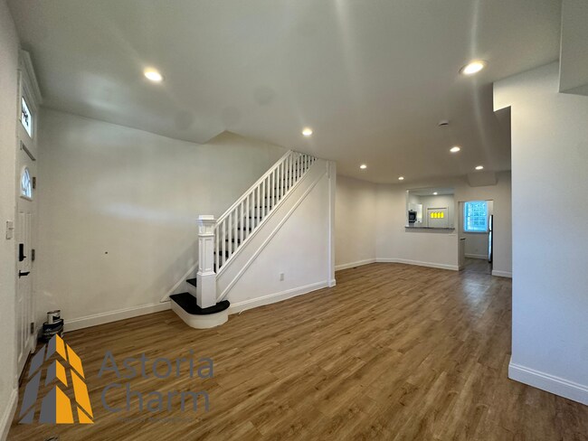 Building Photo - 3 Bedroom or 2 Bedroom with Den featuring Fenced Yard and Updated Kitchen