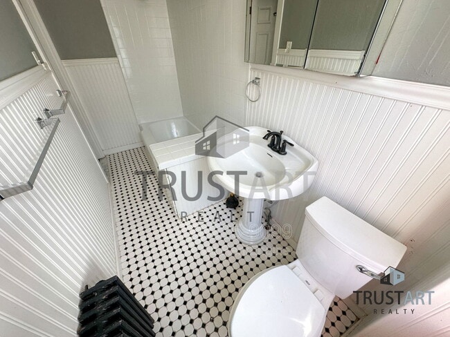 Building Photo - 437 Markle St