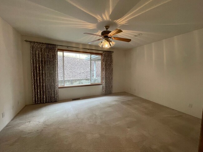 Building Photo - Available Now 3 bedroom 2 bath Hucrest home