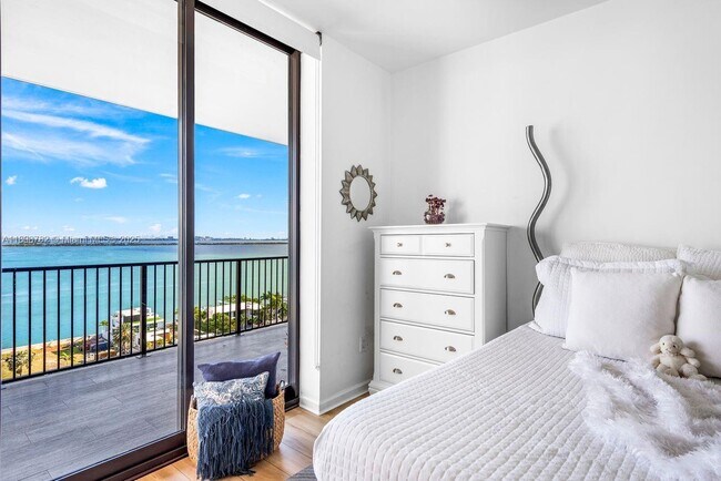 Building Photo - 1000 Venetian Way