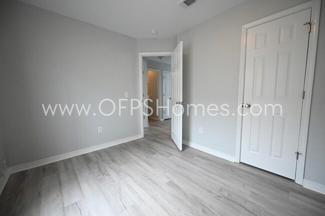 Building Photo - 3/2 in Pensacola!