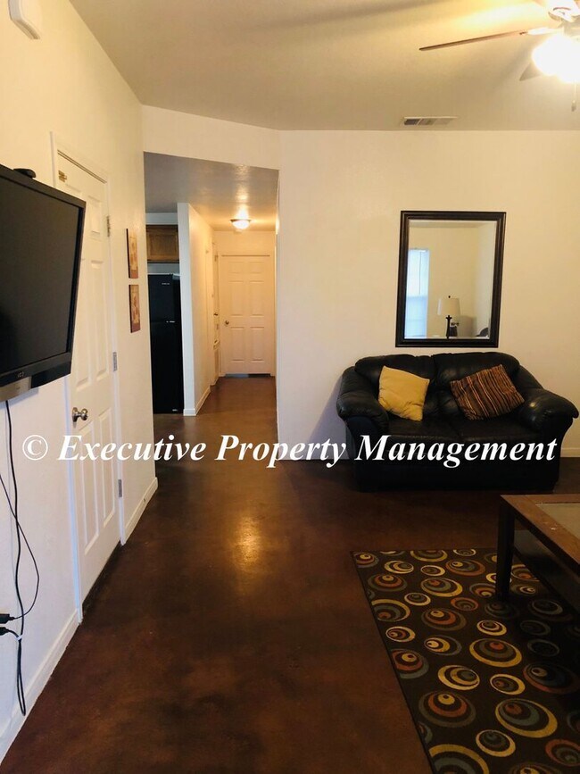 Building Photo - 1208 Westview Dr