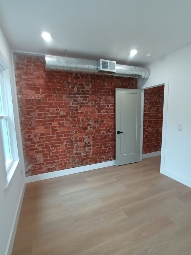 Building Photo - Newly Renovated 2BD/1BA in Fairhill - Avai...