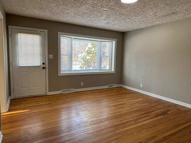 Building Photo - Charming 3 Bed 1 Bath with 1 Car Garage!