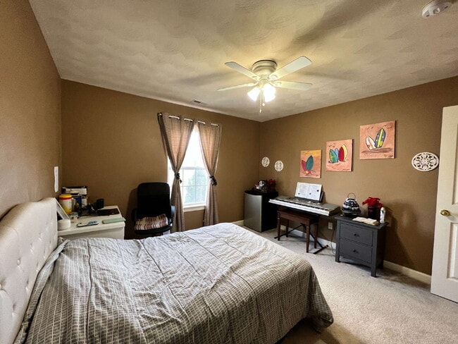 Building Photo - Spacious 4 bedroom home with POOL in sought after neighborhood and schools.