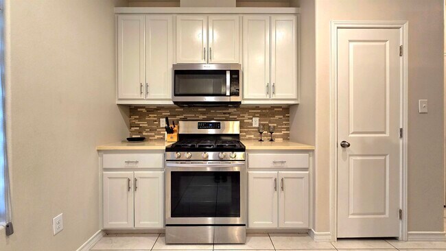 Building Photo - 6007 Vero Dr