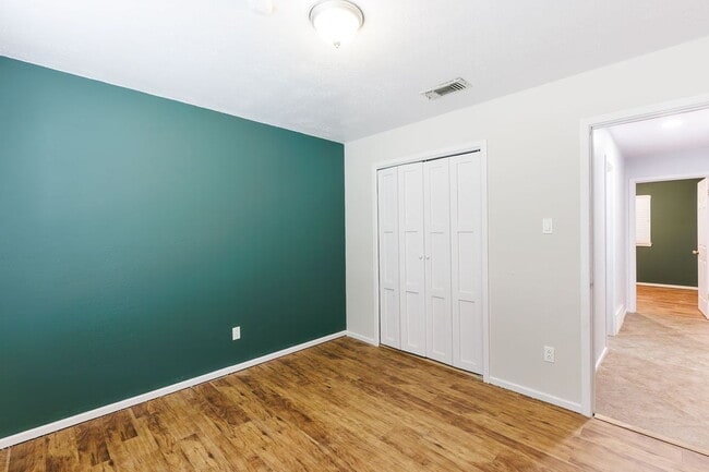 Building Photo - "Spacious 4-Bedroom Haven with 2 Full Bath...