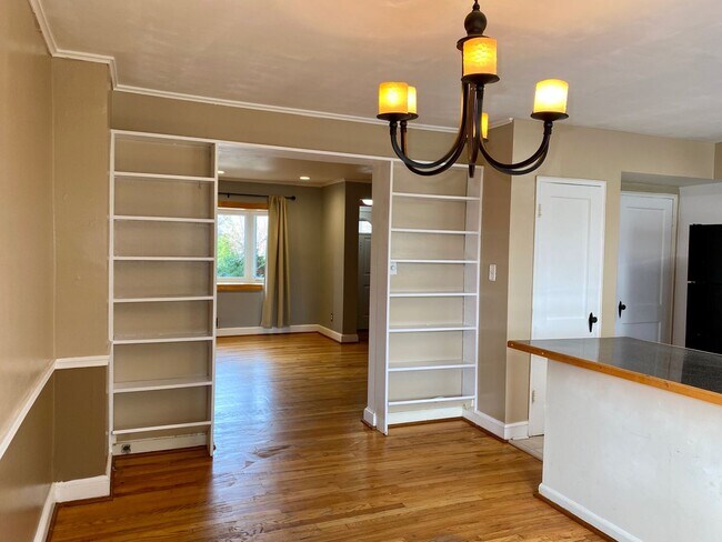 Building Photo - Charming 3 Bedroom/1.5 Bathroom Townhome in Towson, MD!