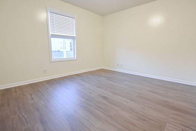 Building Photo - Pet Friendly Two Bedroom!