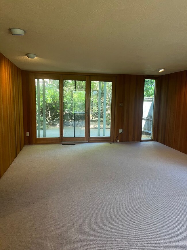 Building Photo - 3- Bedroom 2.5-Bathroom Gardening paradise...