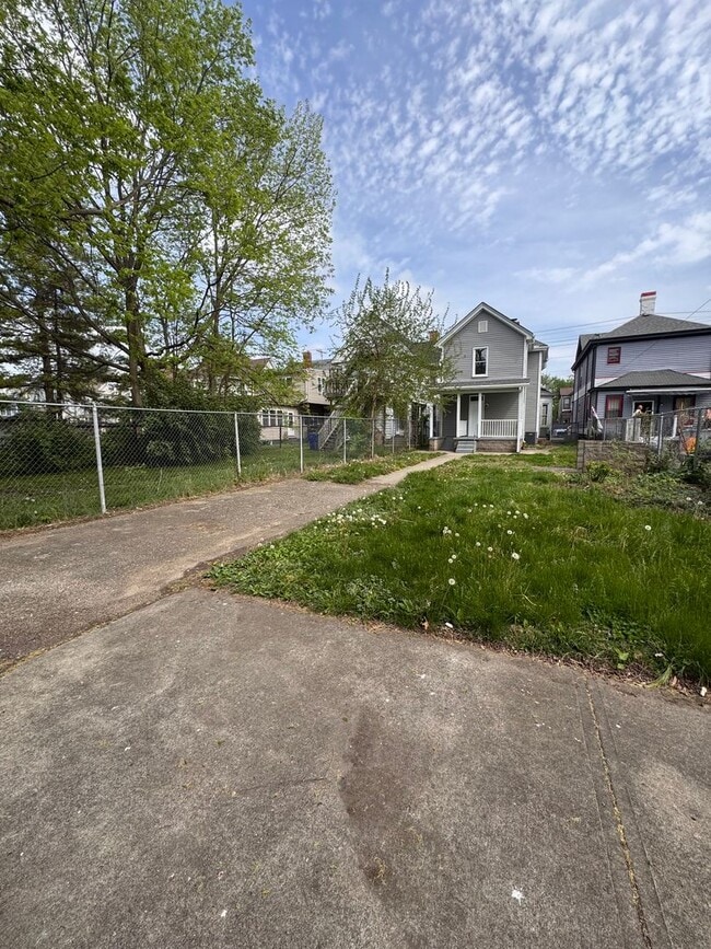 Building Photo - 821 Heaton St