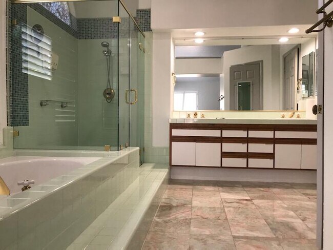 Building Photo - 1000 Calle Allegre