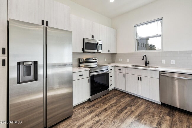 Building Photo - 406 W 7th St