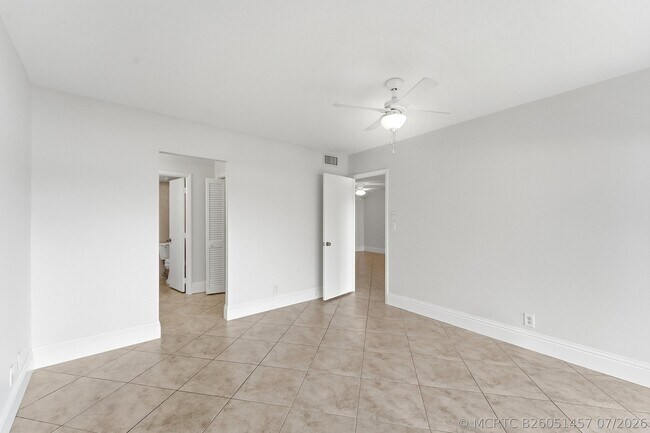Building Photo - 1427 E Hillsboro Blvd