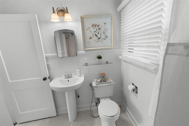 Building Photo - 2108 Rountree Dr