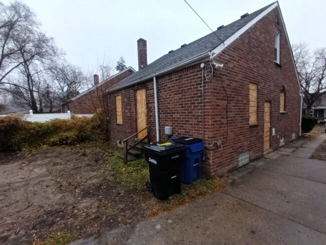 Building Photo - 3 bedroom, 1 bath, brick bungalow now available! $1,500