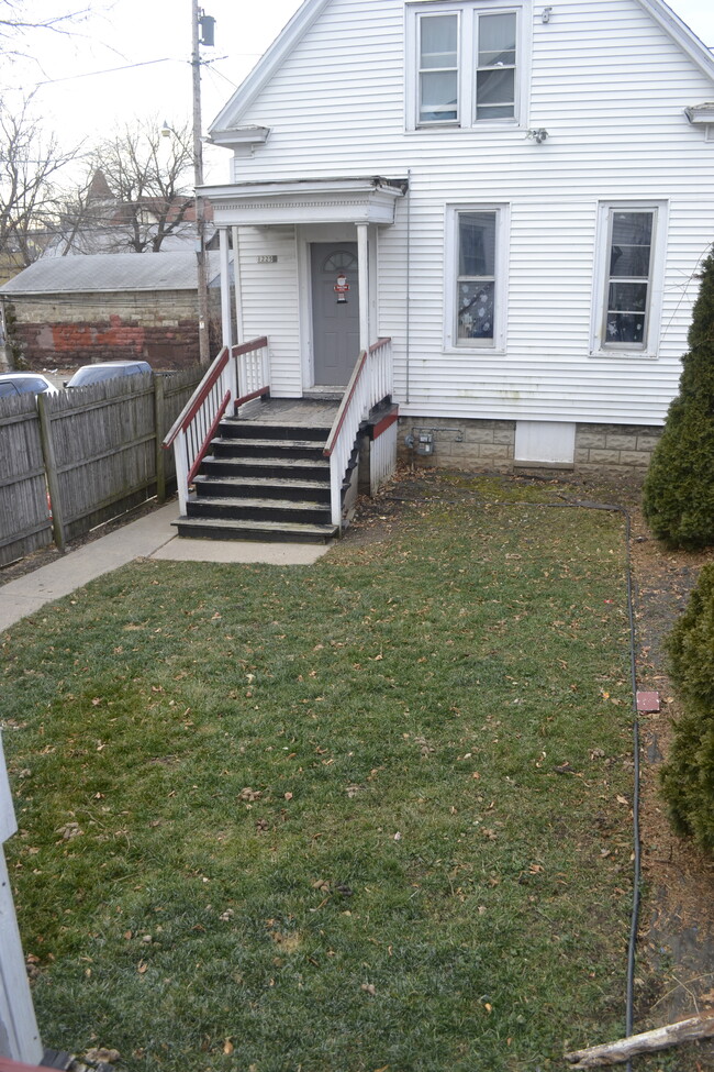 Beautiful fenced in backyard for family or pets - 1225 W Madison St