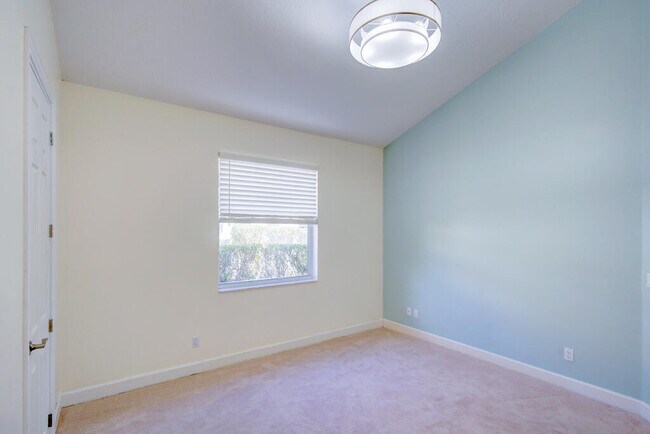 Building Photo - 6646 Oakmont Way
