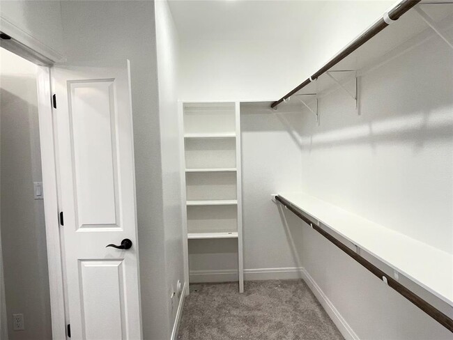 Building Photo - 104 Creek Point Dr