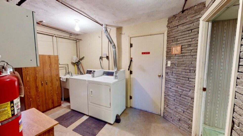 Building Photo - 8543 Cottonwood Dr